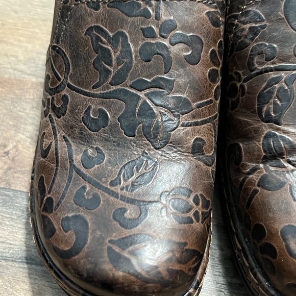 Klogs Brown Slip on Slip Resistant Floral Design Leather Upper Size 11 - Picture 10 of 10